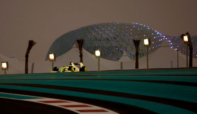 Tady, v Abú Zabí, se letos rozhodne, kde bude světový šampion v F1. Loni se na okruhu v arabském emirátu jelo poprvé | Foto: Reuters