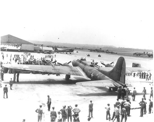 B-17 Memphis Belle během tour po Spojených státech. Snímek z letiště Patterson Field. | Foto: United States Air Force / Public Domain