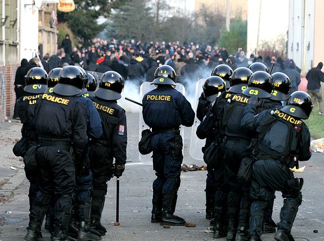 Zanedlouho se na druhé straně ulice znovu spojili extremisté, na chvíli dokonce v početní převaze. | Foto: Tomáš Adamec, Aktuálně.cz