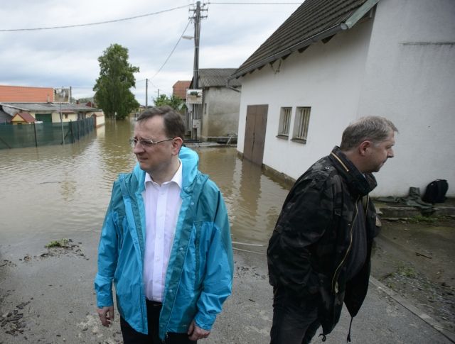 Premiér Petr Nečas (vlevo) s ministrem zemědělství Petrem Bendlem si prohlédli 4. června povodní zasažené Zálezlice na Mělnicku. | Foto: ČTK