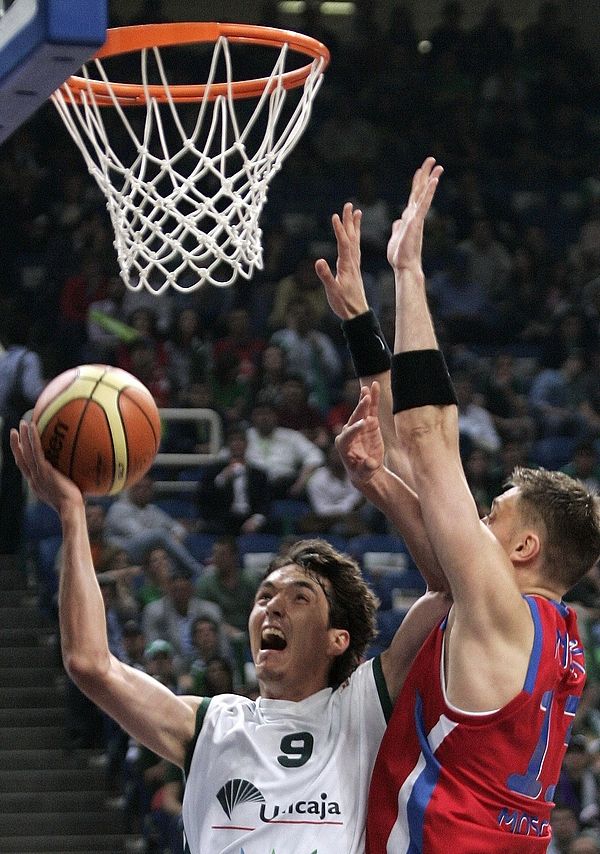 Jiří Welsch ze španělského celku Unicaja (v bílém) se v semifinále Final Four basketbalové Euroligy snaží prosadit přes Davida Andersena z CSKA Moskva. | Foto: Reuters