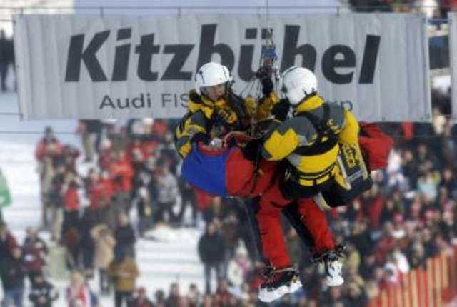 Do nemocnice musela Albrechta po těžkém pádu převézt helikoptéra. | Foto: Reuters