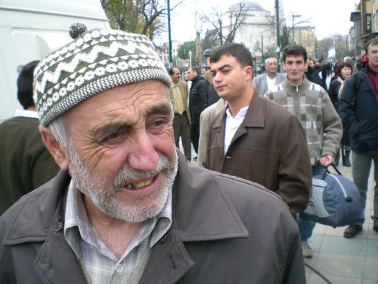 O návštěvu papeže není mezi obyvateli moc velký zájem. Přicházejí spíše protestující | Foto: Aleš Ottmár