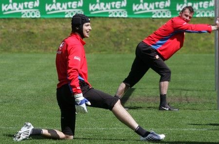 Takové jsou pozice v mužstvu: Vepředu Čech, za ním Blažek... | Foto: Reuters