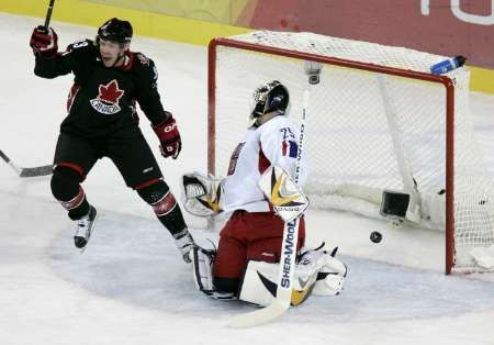 Kris Draper z Kanady (vlevo) se raduje z gólu svého spoluhráče Brada Richardse do branky Tomáš Vokouna. | Foto: Reuters