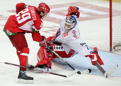 Michail Stefanovič překonává Tomáše Vokouna | Foto: Sport