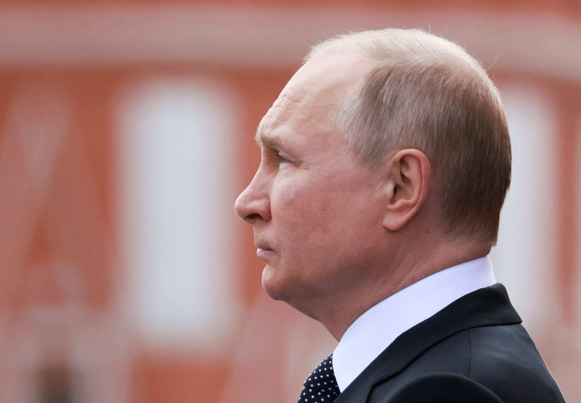 Putin does not use the Internet.  He thinks like a 19th century politician, say Russian-Dutch