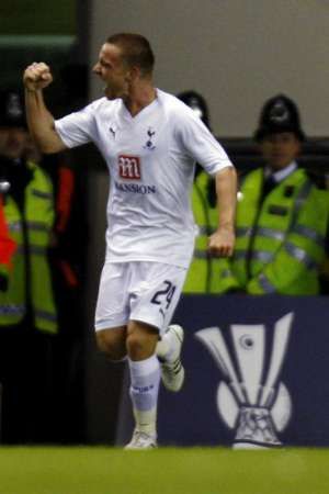 Jamie O´Hara dostal Tottenham do vedení s přispěním teče Martina Latky. | Foto: Reuters