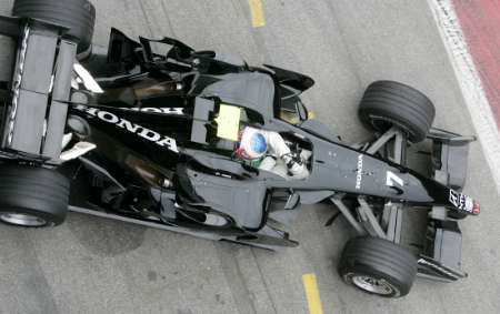 Pilot formule 1 Jenson Button v novém monopostu stáje Honda pro sezonu 2007. | Foto: Reuters