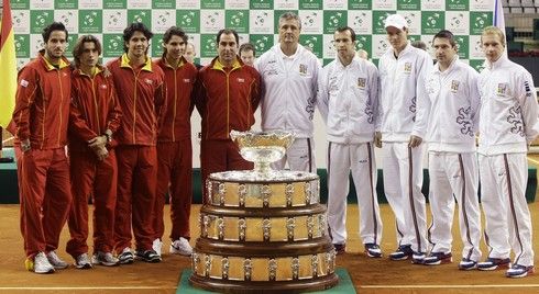 Český i španělský tenisový výběr pózuje před "salátovou mísou". O tuto trofej se bojuje. | Foto: Sport