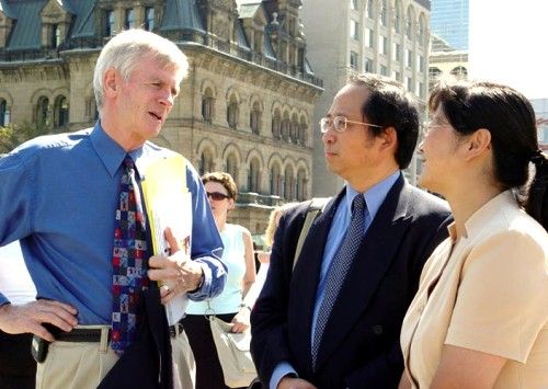 Kanadský exposlanec David Kilgour s přívrženci hnutí Falun Gong. | Foto: www.david-kilgour.com