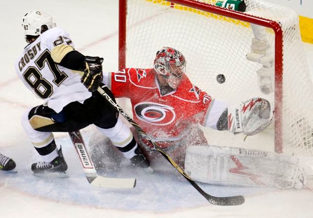 Sidney Crosby je největším tahounem Pittsburghu v letošním playoff. Na svém kontě má již 28 bodů. Gólově se prosadil i ve třetím zápase. Ten "Tučňáci" vyhráli na ledě Caroliny 6:2. | Foto: Reuters