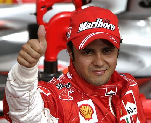 Felipe Massa se raduje v boxech z triumfu v kvalifikaci na Velkou cenu Bahrajnu. | Foto: Reuters