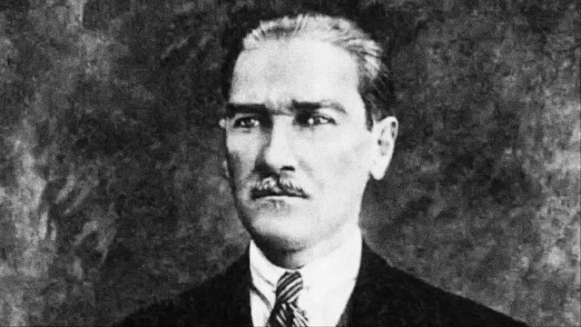 Mustafa Kemal Atatürk se stal prvním prezidentem Turecka a odstartoval radikální reformy. Mužům například zakázal nosit tradiční fezy, kritizoval islám a inspiroval se evropským právním systémem. Letopočet v Turecku nově začínal narozením Krista, ženy už nebyly povinny nosit šátek na hlavě a získaly volební právo - dříve než například ve Francii. | Foto: Youtube.com