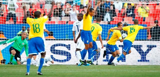 Brazilští fotbalisté se radují po brance Mela do sítě USA na poháru FIFA. | Foto: Reuters