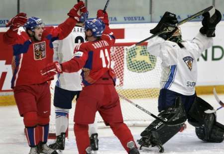 Ještě bylo, proč se radovat: Michal Frolík (vlevo) slaví gól týmového kolegy Vladimíra Sobotky. | Foto: Reuters