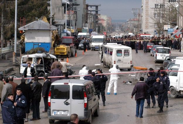 Výbuch na ulici ve východotureckém Vanu zabil nejméně tři lidi. Dvanáct dalších lidí bylo zraněno | Foto: Reuters