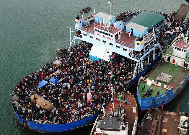 Ze země chtějí pryč mnozí. Přístav v Port-au-Prince byl ale během zemětřesení vážně poškozen. | Foto: Reuters