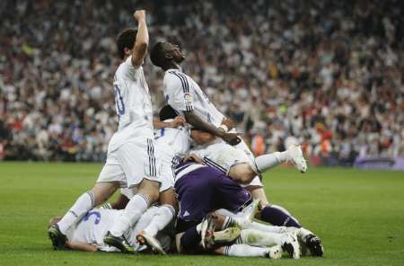 Fotbalisté Realu Madrid právě porazili Mallorku 3:1 a slaví zisk mistrovského titulu. | Foto: Reuters