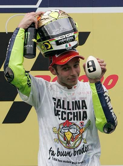 Valentino Rossi slaví devátý titul | Foto: Reuters