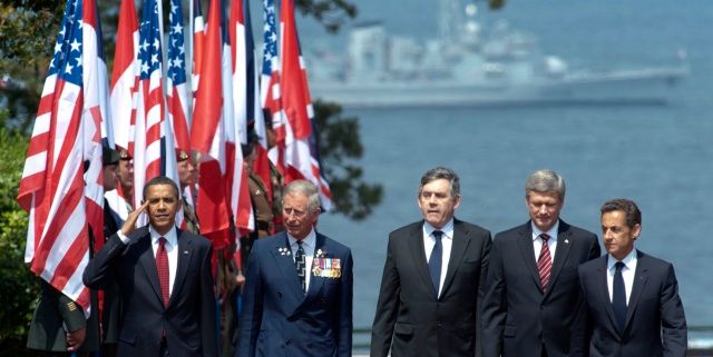 Barack Obama, princ Charles, Gordon Brown a (při zvětšení) Stephen Harper a Nicolas Sarkozy v Colleville-sur-Mer | Foto: Reuters