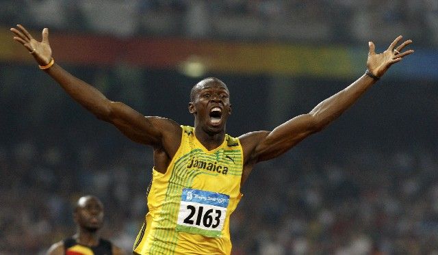 Jamajský sprinter Usian Bolt probíhá cílem dvoustovky v novém světovém rekordu. | Foto: Reuters