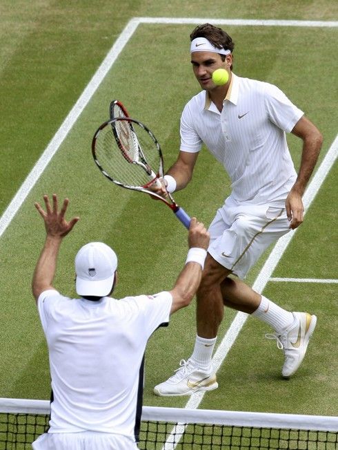 Roger Federer se snaží přelobovat Tommyho Haase | Foto: Sport