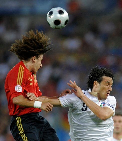 Carles Puyol a Luca Toni se v utkání setkávali často. | Foto: Reuters