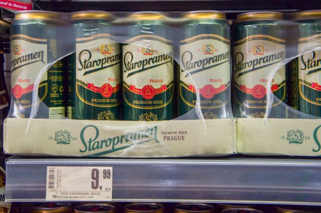 Plechovky s pivem Pivovaru Staropramen | Foto: ČTK