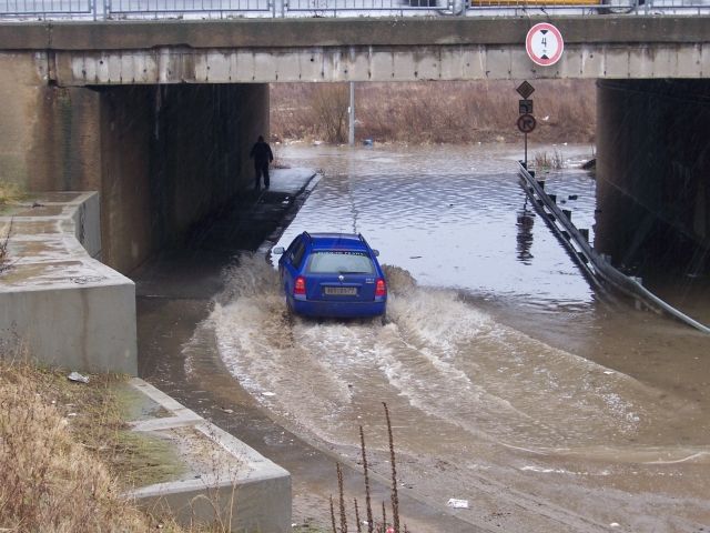 Voda zaplavuje pražské Lahovice | Foto: Jan Křenek