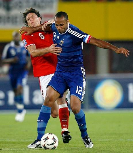 Rene Aufhauser bránil Thierry Henryho důsledně | Foto: Reuters