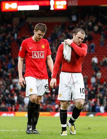 Michael Carrick ani Wayne Rooney se v sobotu do sítě Portsmouthu neprosadili | Foto: Reuters