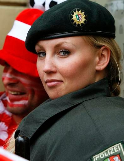 Na polské a německé fanoušky i fanynky dohlíželi v Klagenfurtu policisté, ale i policistky | Foto: Reuters