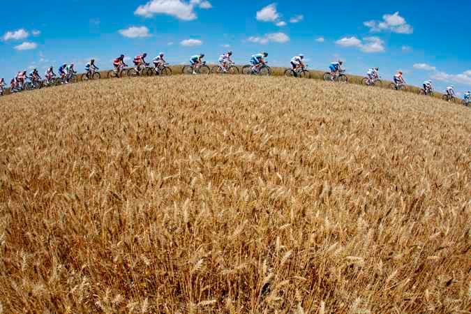 Peloton na dvanácté etapě Tour de France. | Foto: Reuters