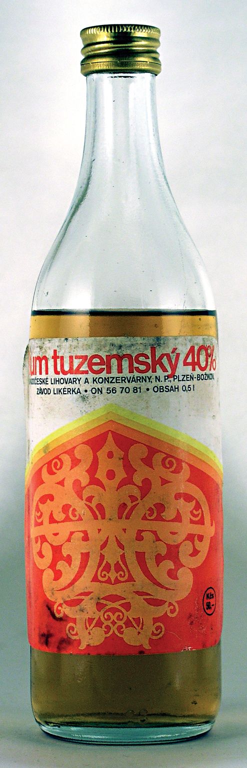 Ze 150 druhů nápojů produkovaných v Plzni jich jsou k dostání na českém trhu zhruba dvě třetiny, zbytek jde na export. "Vyrábíme hodně italské produkty, na Slovensko, do Kanady a USA, ale i něco na Tchaj-wan a tak dále," uvádí Honsů. Jednoznačně nejsilnější je kromě fernetu řada Božkov včetně tuzemského rumu. | Foto: Stock