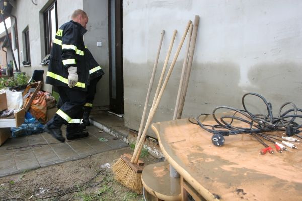 "Včera jsme tu byli do půl jedné v noci a dnes nanovo," řekl jeden z hasičů z Cvrčovic. | Foto: Karel Toman