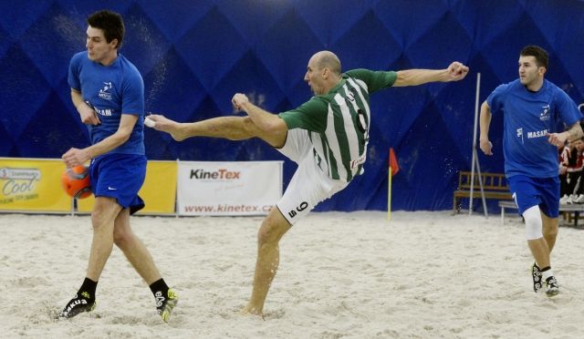 Jan Koller střílí gól na turnaji v plážovém fotbalu | Foto: ČTK