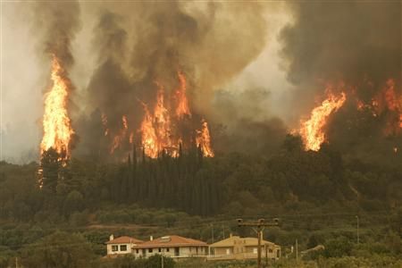 Požár se blíží k vesnici Varvasaina | Foto: Reuters