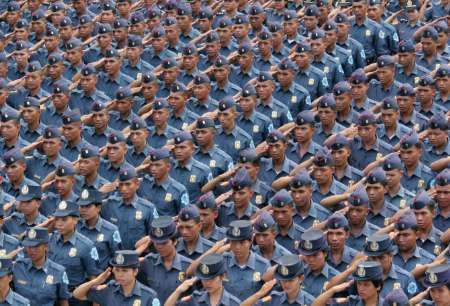 Muži a ženy v uniformách Filipínské národní policie (PNP) se šikovali v pátek v ústředí PNP na základně Camp Crame v manilské čtvrti Quezon City. Stotisícový sbor má dohlížet na bezpečnost nadcházejících voleb | Foto: Reuters