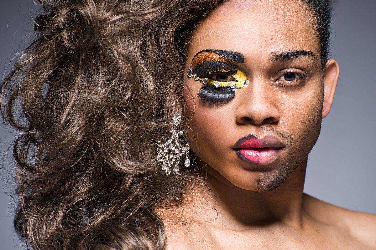 Парни с макияжем. Парень наполовину девушка. Макияж драг куин. Мисс фейм травести. Трансвестит трансгендер травести.