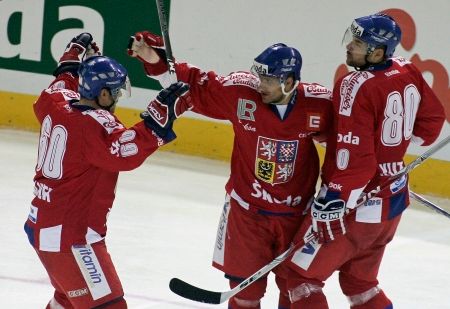 Český hokejista Jan Marek (uprostřed) slaví gól do sítě Finska spolu s Tomášem Rolinkem (vlevo) a Zdeňkem Kutlákem. | Foto: Václav Rojík