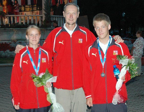 Úspěšní juniorští lukostřelci Jan Glinz (bronz) a Eva Spálenková (stříbro) s reprezentačním trenérem Františkem Hegedüsem. | Foto: Jiří Glinz