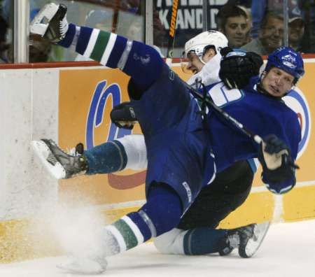 Rory Fitzpatrick z Vancouveru (vpravo) bpjuje s hráčem San Jose Ville Nieminenem. | Foto: Reuters