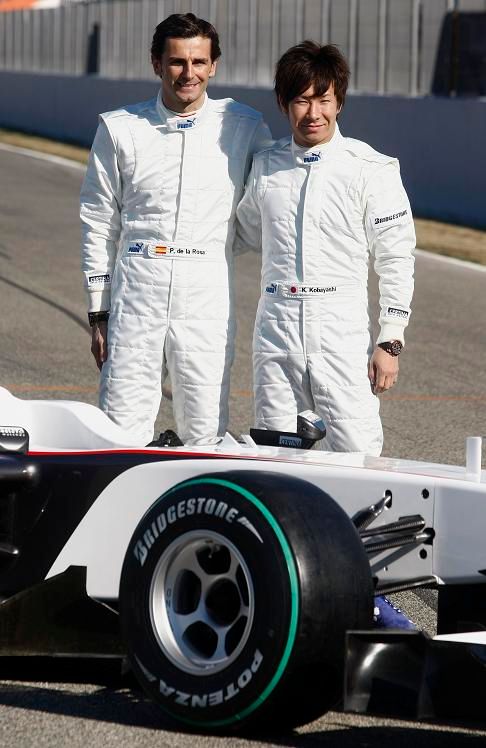 Pedro Martinez de la Rosa a Kamui Kobajaši ukazují nový monopost Sauberu | Foto: Reuters