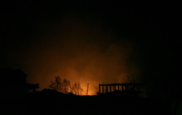 Ani ta však nedokáže zabránit dalším výbuchům. Klid nebyl ani v noci | Foto: Reuters