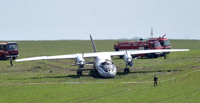 Na letišti u Čáslavi havaroval 23. května při přistání ruský vojenský letoun a začal hořet. Na palubě bylo 23 lidí, až 19 z nich bylo zraněno, řekli ČTK zástupci generálního štábu a středočeské záchranné služby. V těchto dnech byla v Čáslavi ruská pozorovací mise se speciálním pozorovacím letounem typu Antonov An-30. | Foto: ČTK