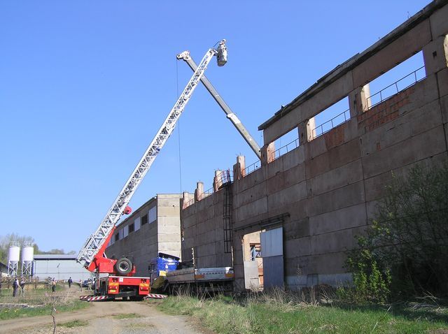 Panel spadl z jeřábu na dělníky, jednoho zabil | Foto: Report, HZSPK