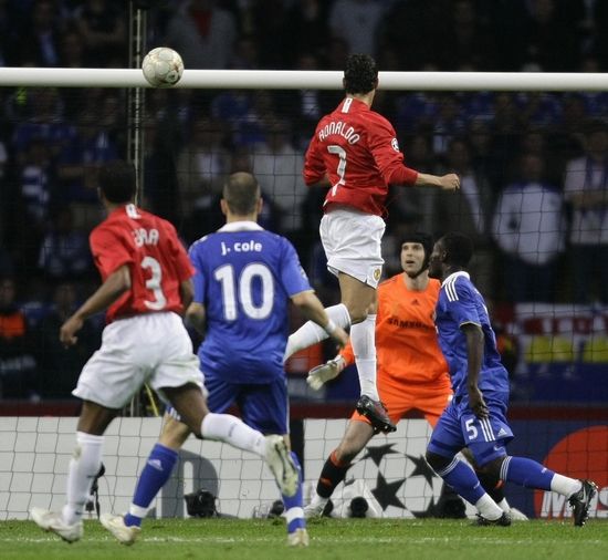 Crisitano Ronaldo překonává bezmocného Petra Čecha v brance Chelsea ve finále Ligy mistrů. | Foto: Reuters