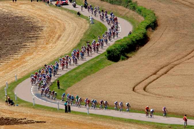 Peloton na dvanácté etapě Tour de France. | Foto: Reuters