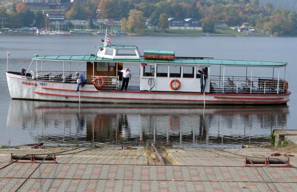 Plavidlo usedlo na servisní vozík a jeho kapitán s pomocníky celý proces bedlivě sledují spolu s pěti desítkami diváků | Foto: Attila Racek